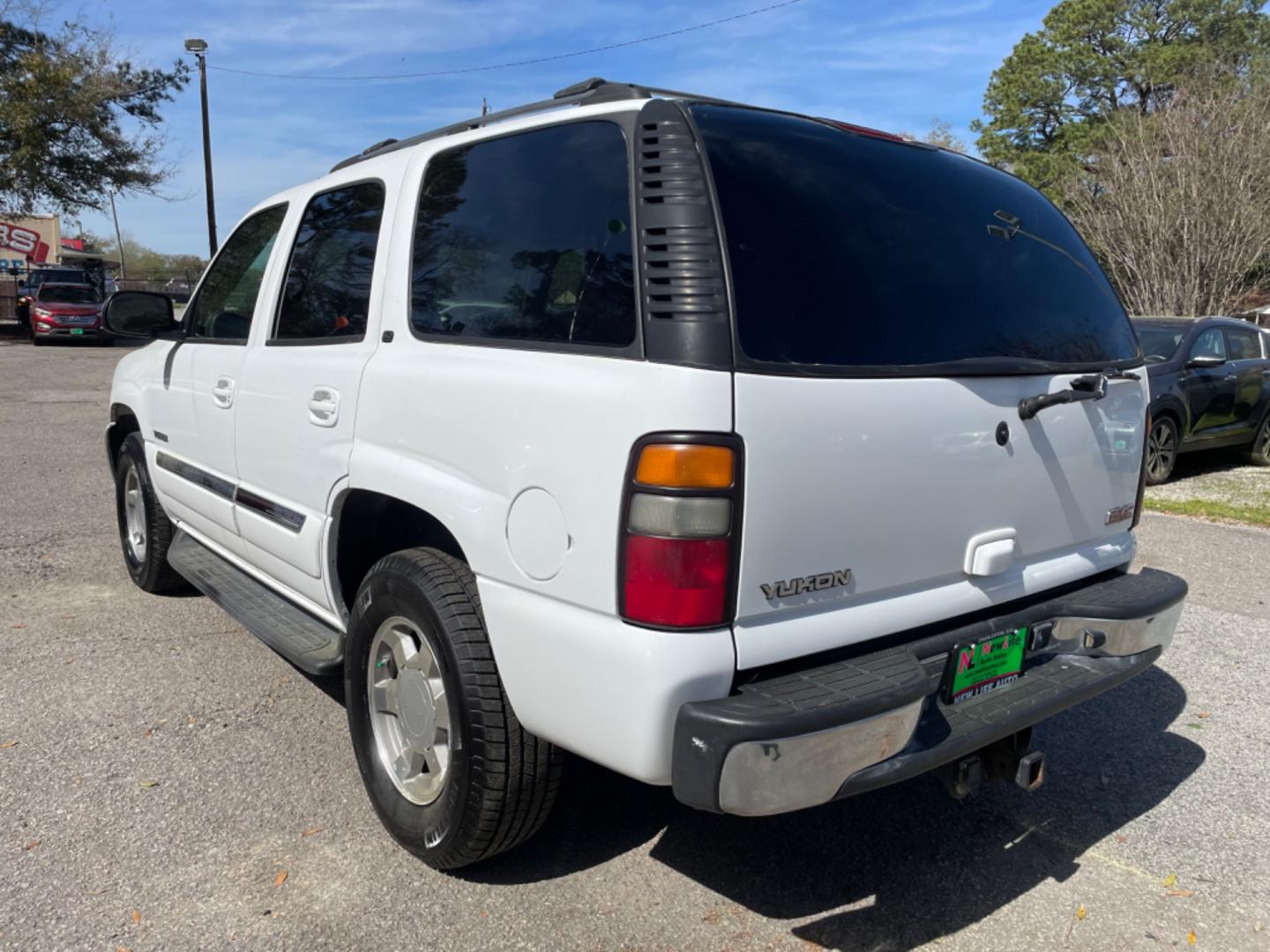 2005 WHITE GMC YUKON SLT (1GKEC13T95J) with an 5.3L engine, Automatic transmission, located at 5103 Dorchester Rd., Charleston, SC, 29418-5607, (843) 767-1122, 36.245171, -115.228050 - Photo#5